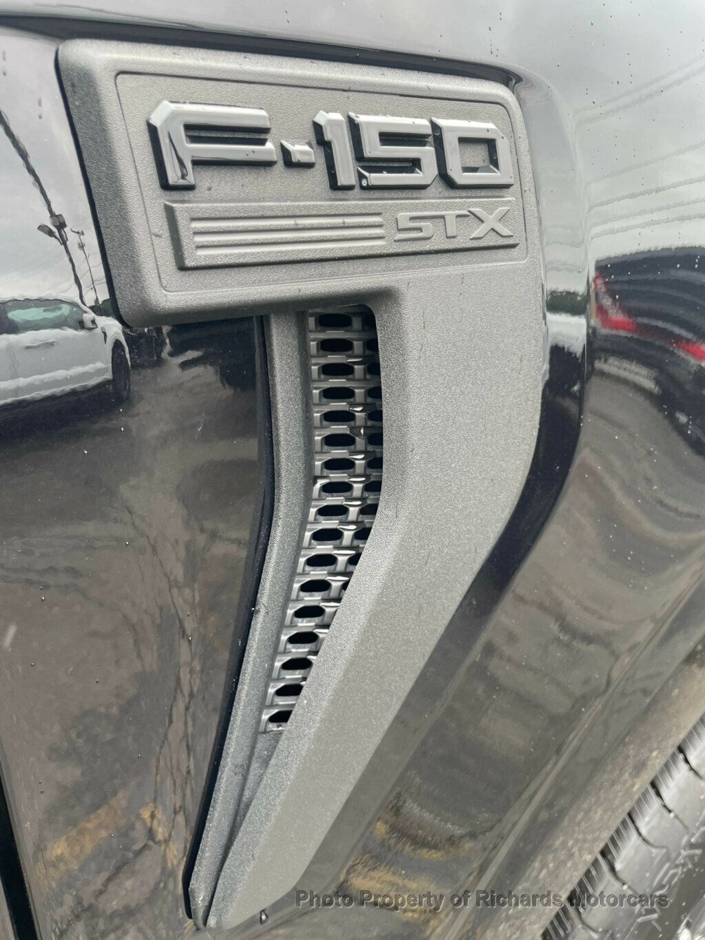 2024 Ford F-150 STX 4WD SuperCrew 5.5' Box - Agate Black Metallic exterior view 9