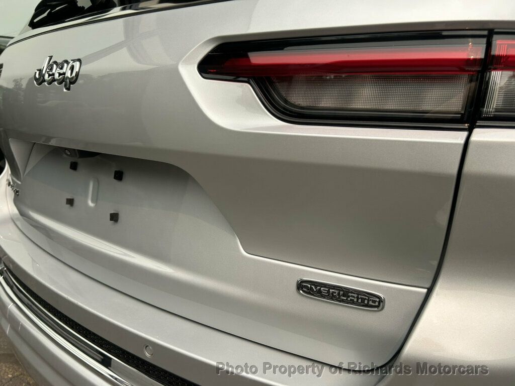 2022 Jeep Grand Cherokee L Overland 4x4 - Silver Zynith exterior view 9
