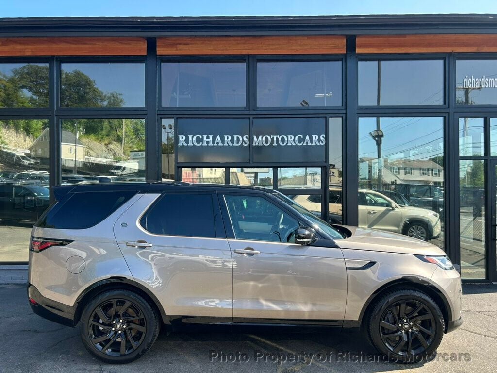 2024 Land Rover Discovery P360 Dynamic SE - Lantau Bronze Metallic exterior view 1
