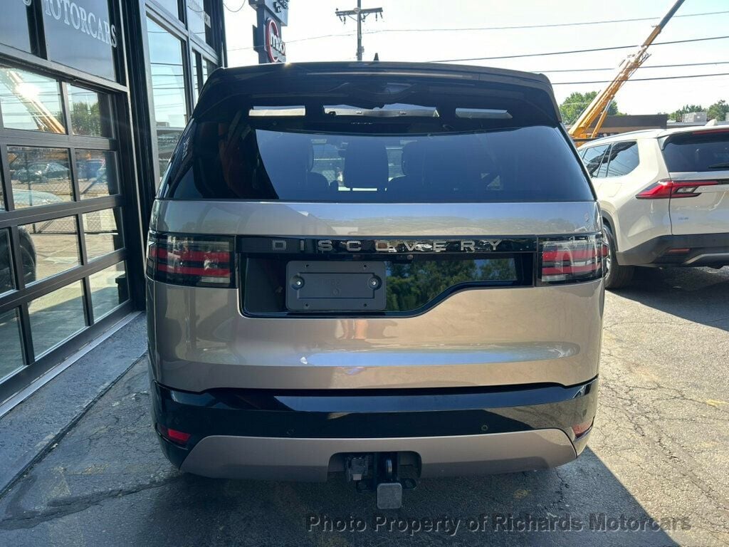 2024 Land Rover Discovery P360 Dynamic SE - Lantau Bronze Metallic exterior view 3