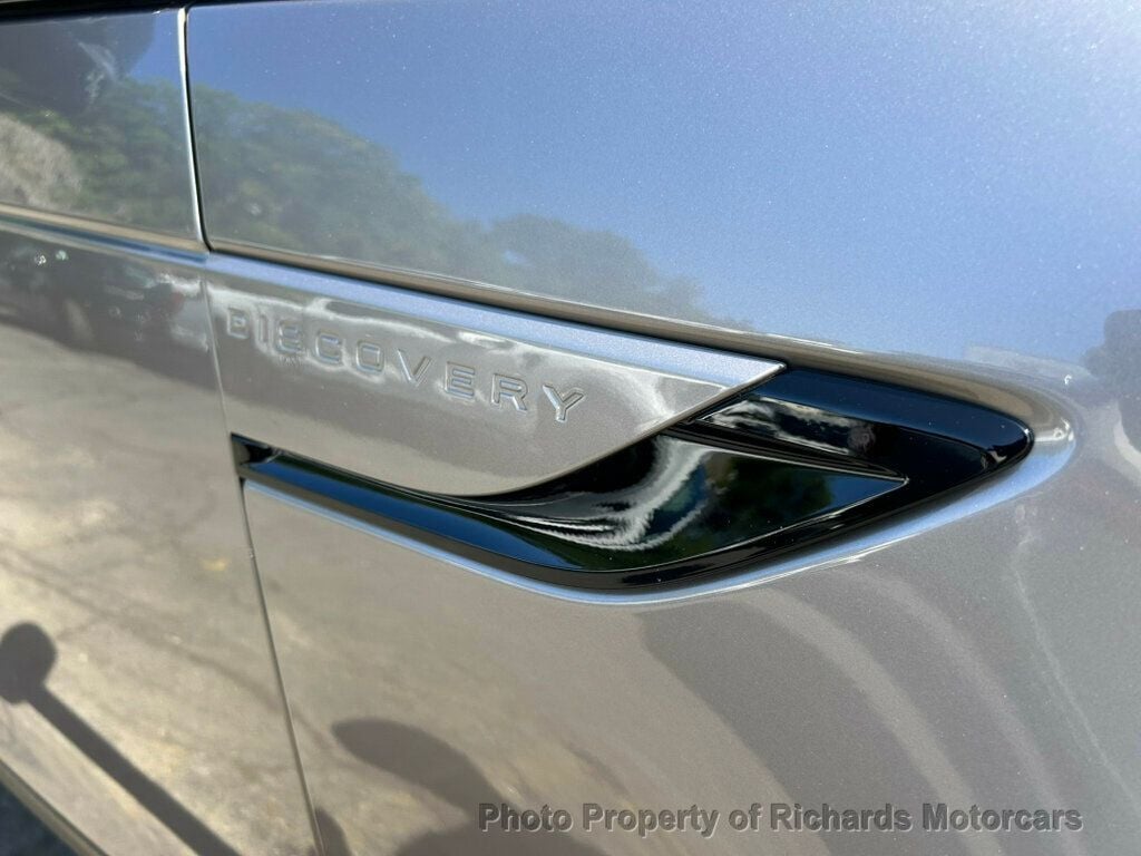 2024 Land Rover Discovery P360 Dynamic SE - Lantau Bronze Metallic exterior view 8
