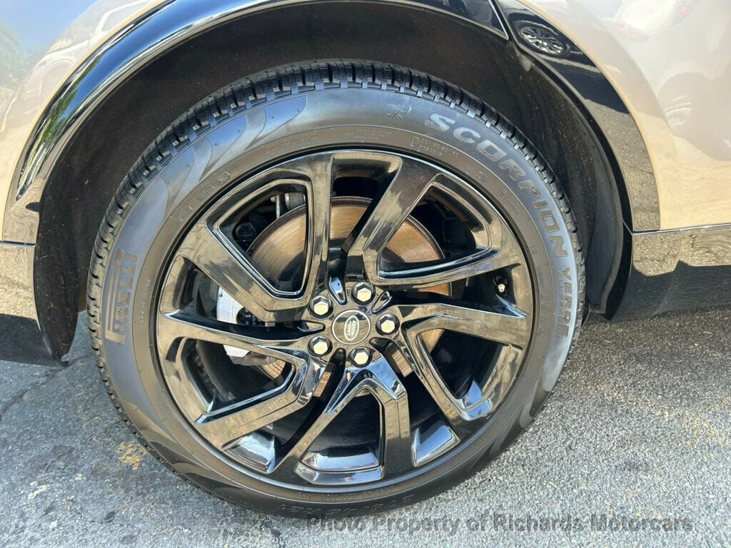 2024 Land Rover Discovery P360 Dynamic SE - Lantau Bronze Metallic exterior view 9