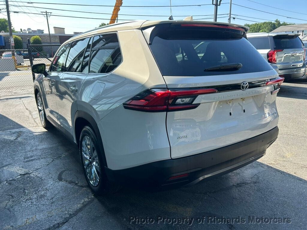 2024 Toyota Grand Highlander Platinum AWD - Wind Chill Pearl exterior view 4