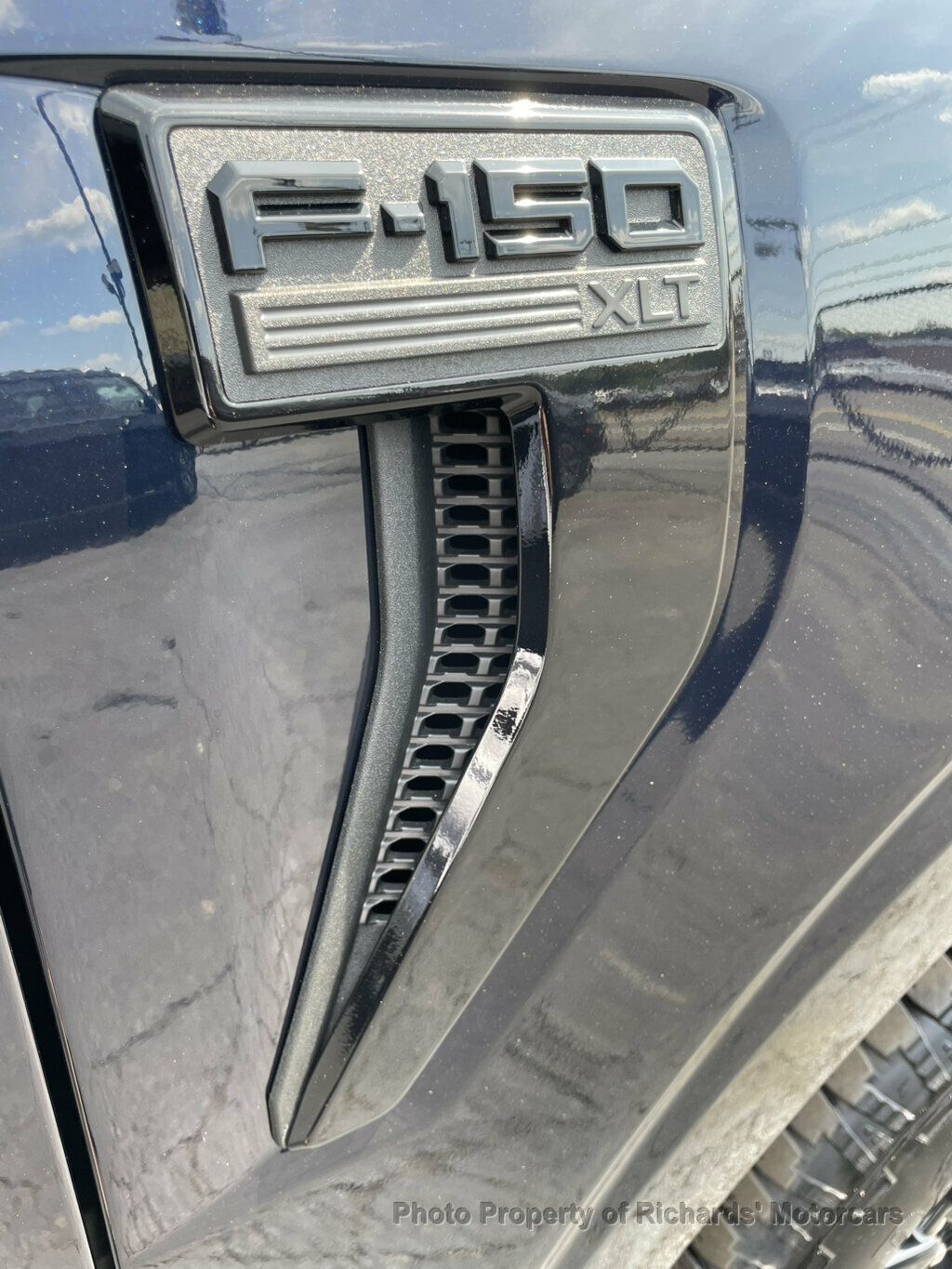 2024 Ford F-150 XLT 4WD SuperCrew 5.5' Box - Antimatter Blue Metallic exterior view 11