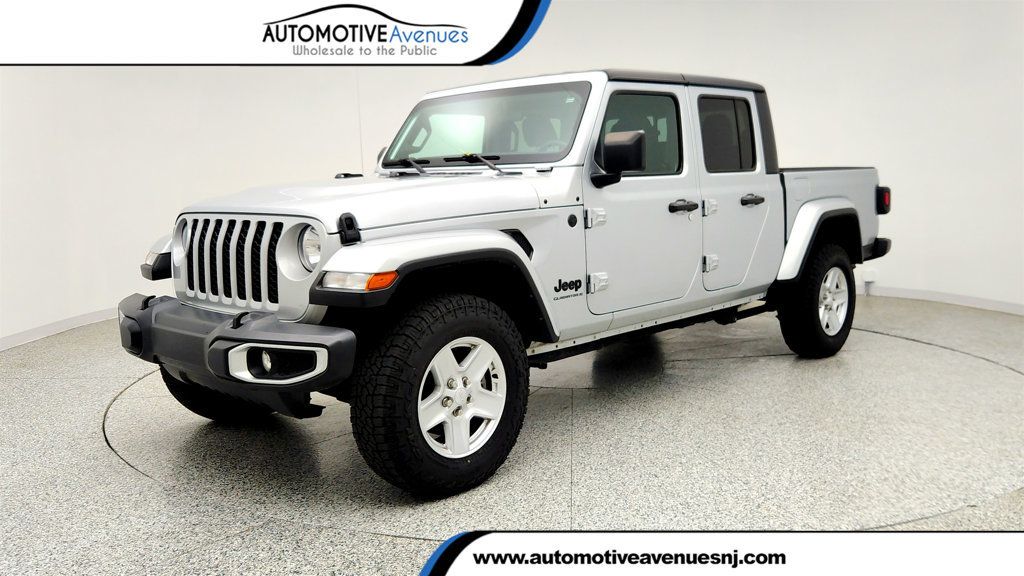 Silver Zynith Clearcoat 2023 Jeep Gladiator Sport S Crew Cab 4WD Pickup Truck Four-Wheel Drive Automatic