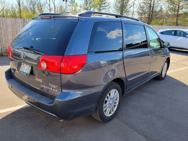 2010 Toyota Sienna XLE Minivan 4D - 20711435 - 10