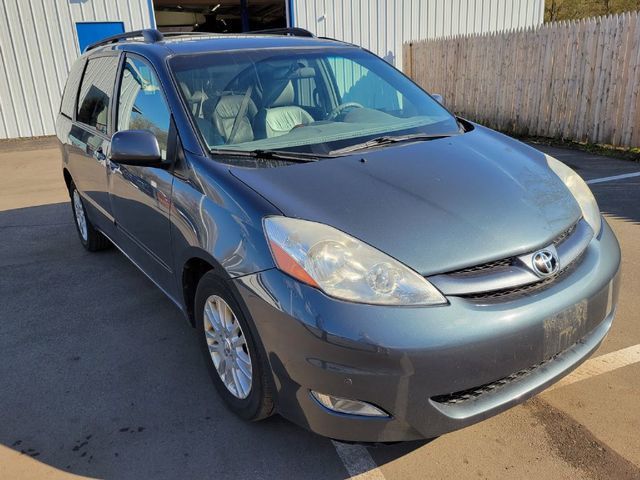 2010 Toyota Sienna XLE Minivan 4D - 20711435 - 11