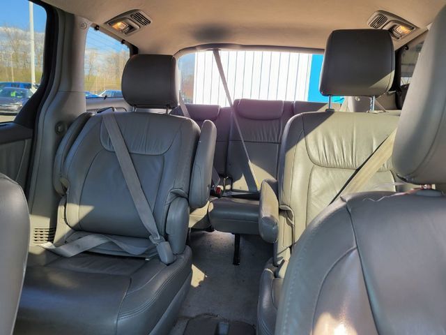2010 Toyota Sienna XLE Minivan 4D - 20711435 - 12