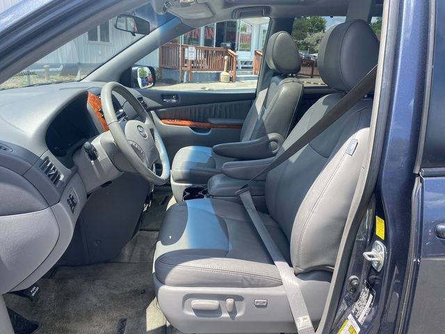 2010 Toyota Sienna XLE Minivan 4D - 20711435 - 18