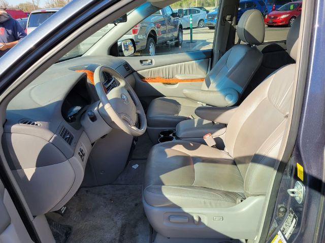 2010 Toyota Sienna XLE Minivan 4D - 20711435 - 1