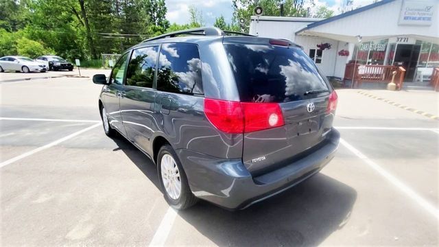 2010 Toyota Sienna XLE Minivan 4D - 20711435 - 21