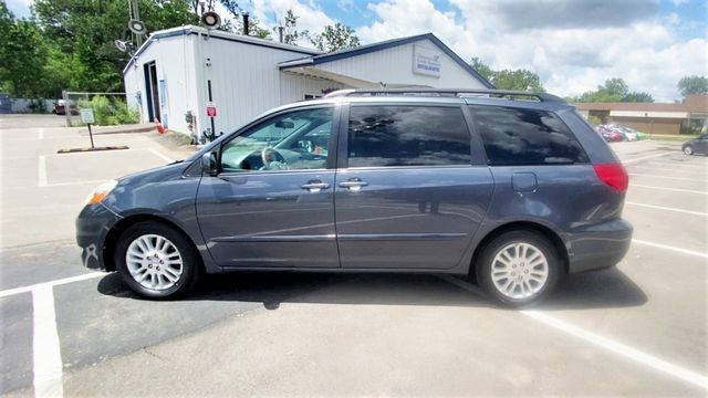 2010 Toyota Sienna XLE Minivan 4D - 20711435 - 23