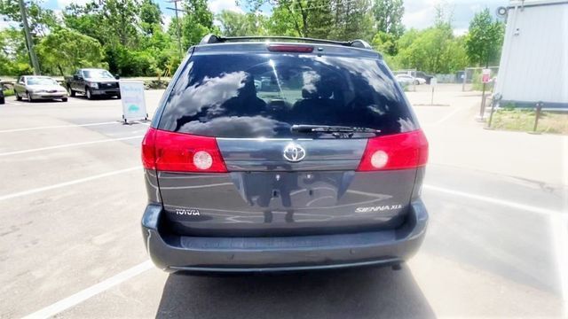 2010 Toyota Sienna XLE Minivan 4D - 20711435 - 27
