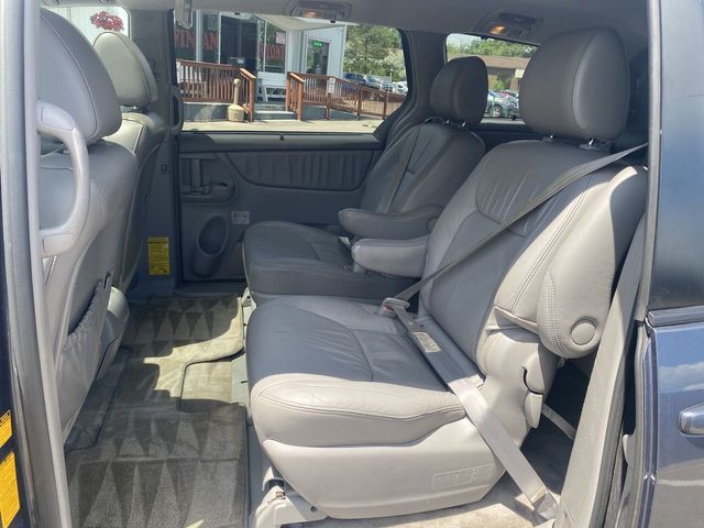 2010 Toyota Sienna XLE Minivan 4D - 20711435 - 28