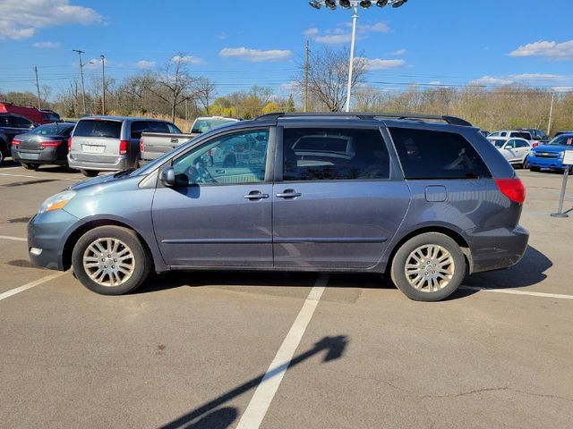 2010 Toyota Sienna XLE Minivan 4D - 20711435 - 2