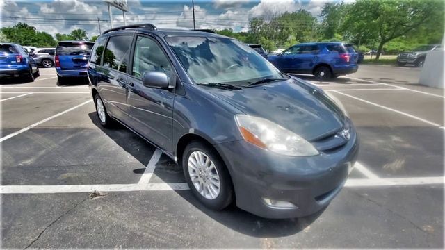 2010 Toyota Sienna XLE Minivan 4D - 20711435 - 29
