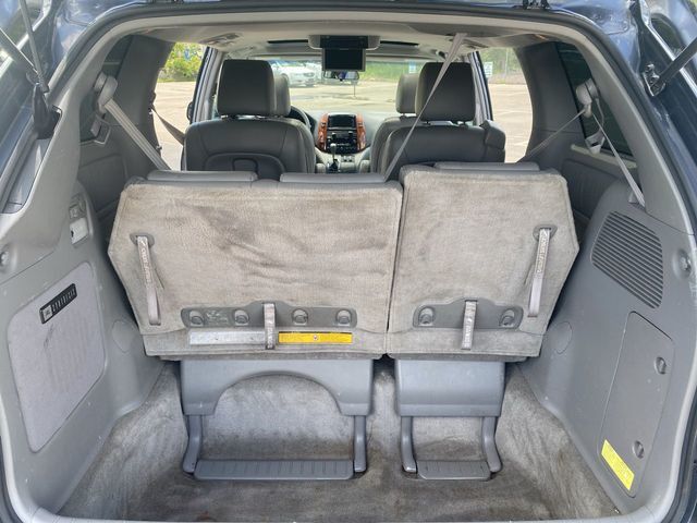 2010 Toyota Sienna XLE Minivan 4D - 20711435 - 32