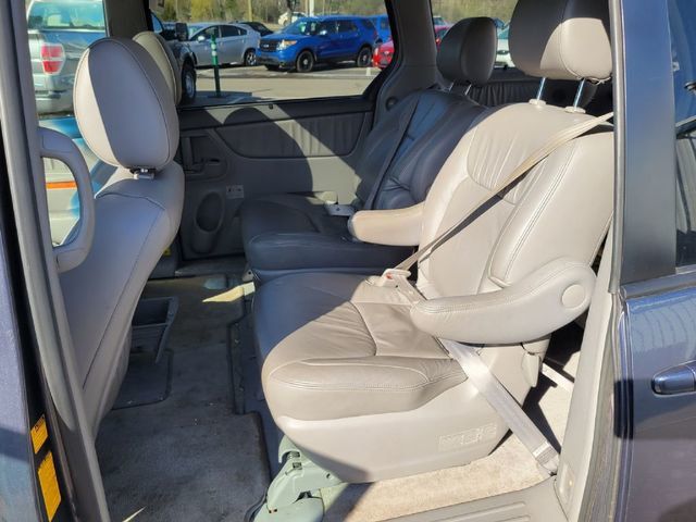2010 Toyota Sienna XLE Minivan 4D - 20711435 - 3