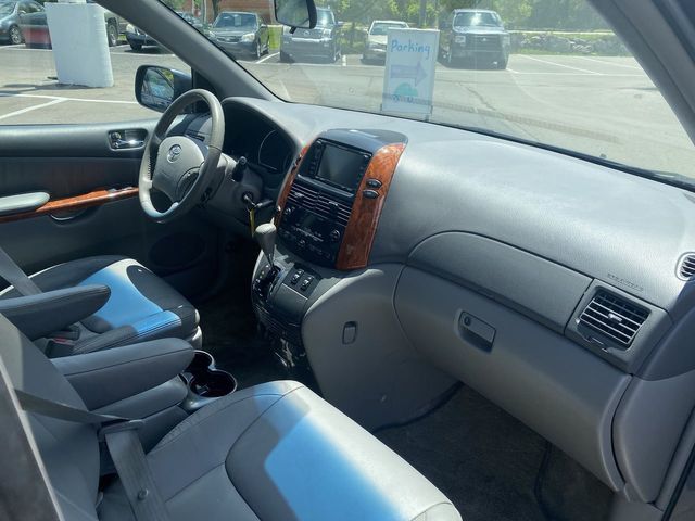 2010 Toyota Sienna XLE Minivan 4D - 20711435 - 40
