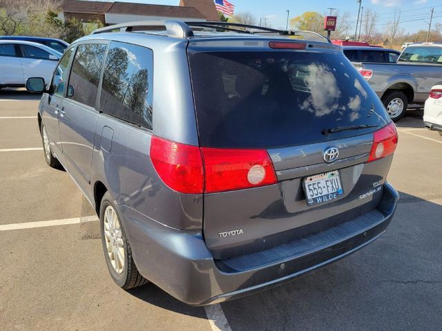 2010 Toyota Sienna XLE Minivan 4D - 20711435 - 4