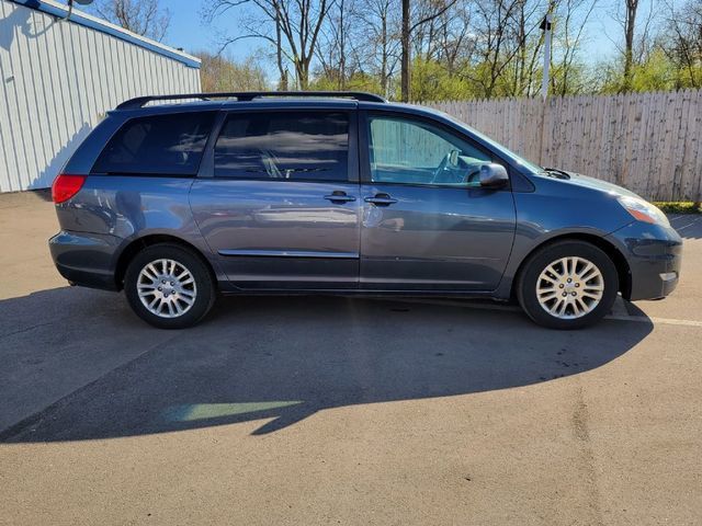 2010 Toyota Sienna XLE Minivan 4D - 20711435 - 6