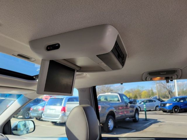 2010 Toyota Sienna XLE Minivan 4D - 20711435 - 7