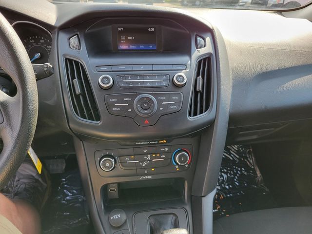 2018 Ford Focus SE Hatchback 4D - 22429834 - 13