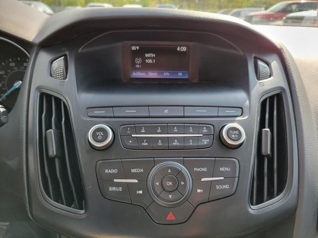 2018 Ford Focus SE Hatchback 4D - 22429834 - 15