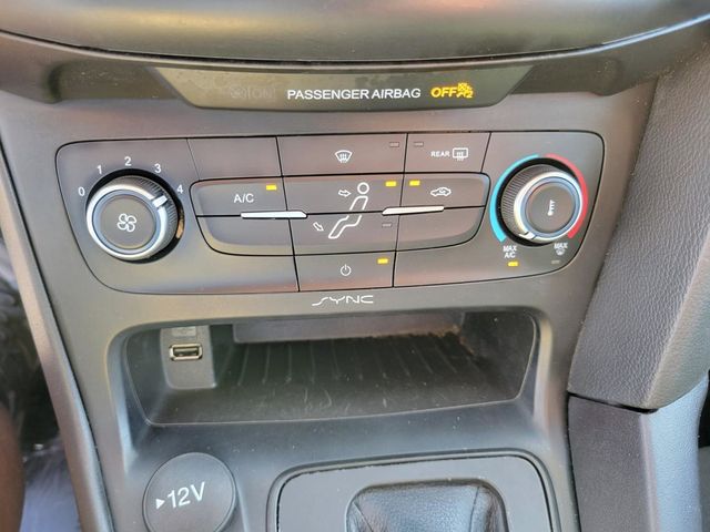 2018 Ford Focus SE Hatchback 4D - 22429834 - 17