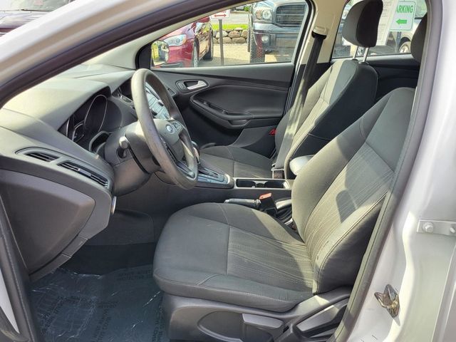 2018 Ford Focus SE Hatchback 4D - 22429834 - 1