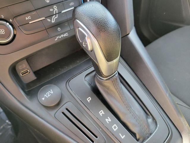 2018 Ford Focus SE Hatchback 4D - 22429834 - 19