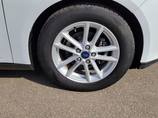 2018 Ford Focus SE Hatchback 4D - 22429834 - 23