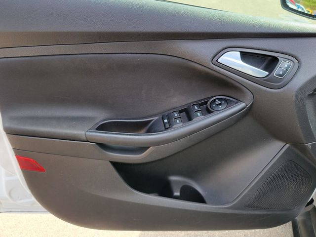 2018 Ford Focus SE Hatchback 4D - 22429834 - 24