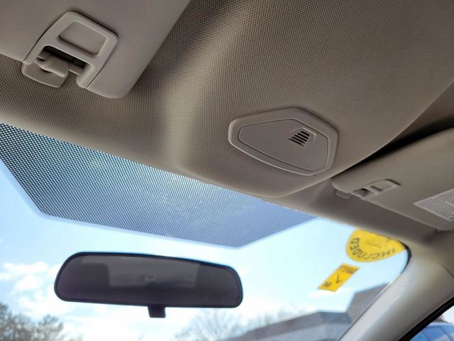 2018 Ford Focus SE Hatchback 4D - 22429834 - 27