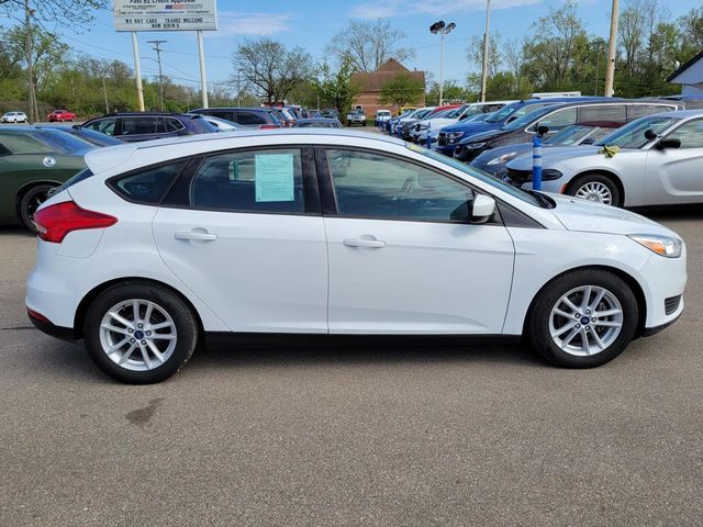 2018 Ford Focus SE Hatchback 4D - 22429834 - 2