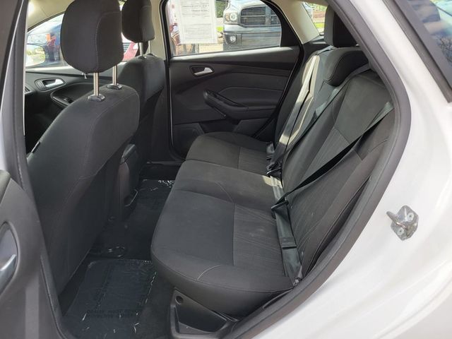 2018 Ford Focus SE Hatchback 4D - 22429834 - 3