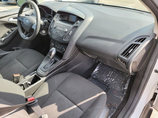 2018 Ford Focus SE Hatchback 4D - 22429834 - 5