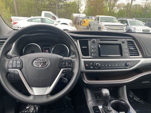 2019 Toyota Highlander LE Sport Utility 4D - 20710490 - 10
