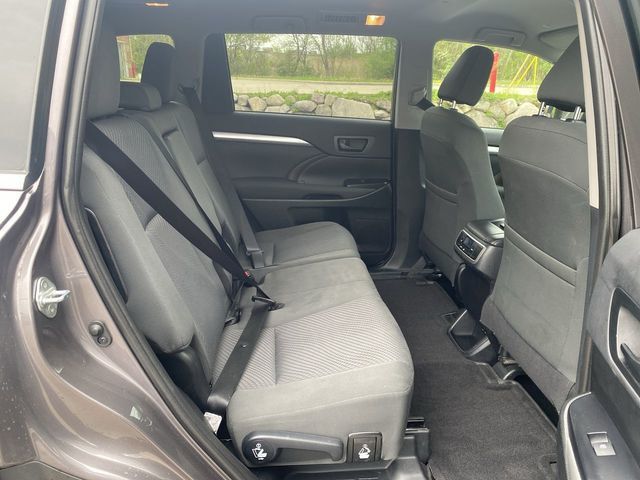 2019 Toyota Highlander LE Sport Utility 4D - 20710490 - 17
