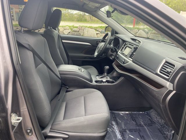 2019 Toyota Highlander LE Sport Utility 4D - 20710490 - 21