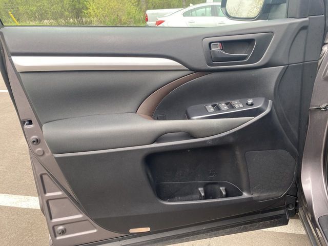 2019 Toyota Highlander LE Sport Utility 4D - 20710490 - 23