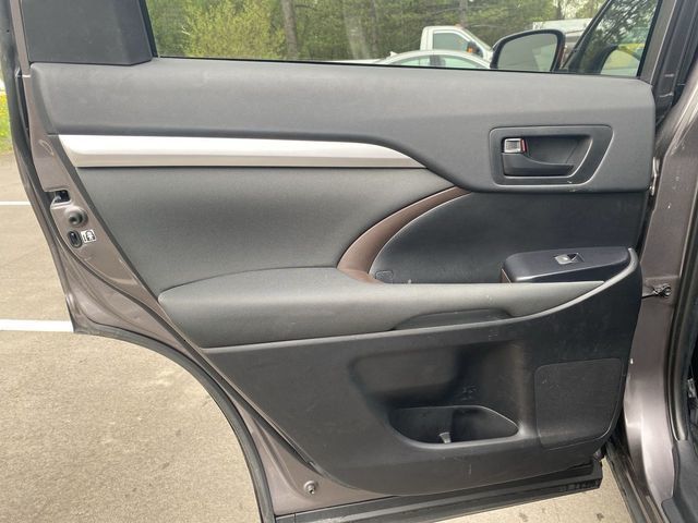 2019 Toyota Highlander LE Sport Utility 4D - 20710490 - 28