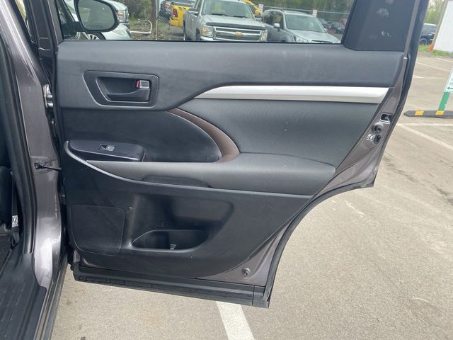 2019 Toyota Highlander LE Sport Utility 4D - 20710490 - 31
