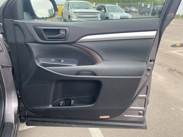 2019 Toyota Highlander LE Sport Utility 4D - 20710490 - 32