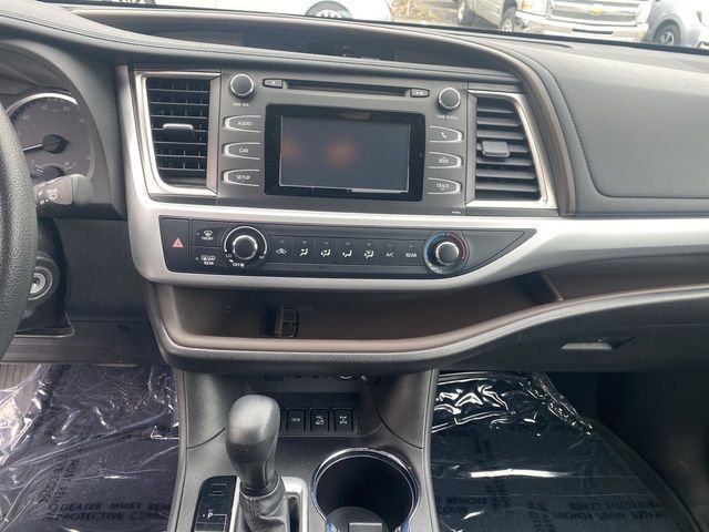 2019 Toyota Highlander LE Sport Utility 4D - 20710490 - 37