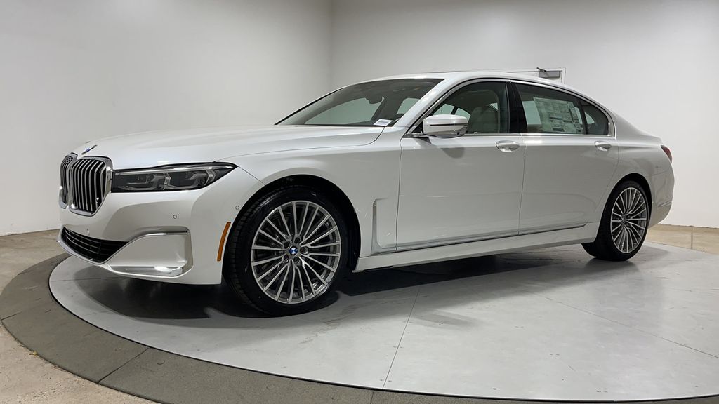 Бмв 740i 2022