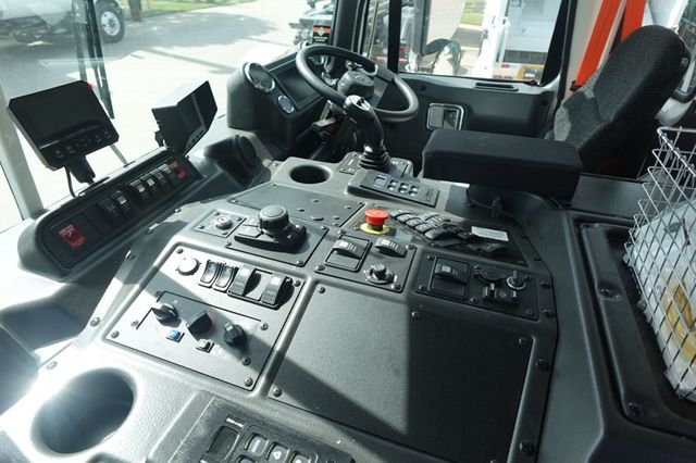 2024 Autocar ACX64 (Refuse - Side Loader) - 22910538 - 32