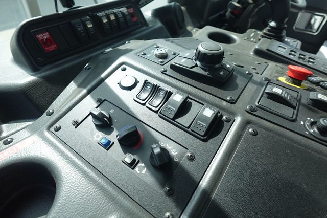 2024 Autocar ACX64 (Refuse - Side Loader) - 22910538 - 33