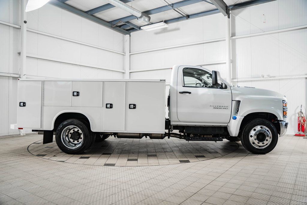 2024 Chevrolet Silverado 5500HD Work Truck photo 3