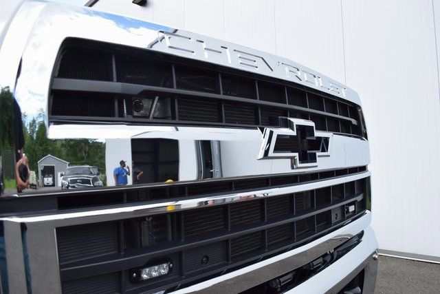 2024 Chevrolet Silverado 6500 HD Work Truck - 22954392 - 3